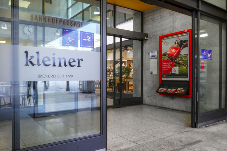 Schiebetüre und Logo auf Crystalfolie